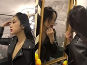 Una hermosa mujer asiática aplicándose maquillaje.